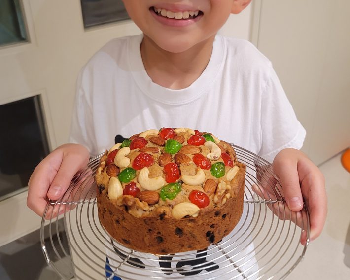 ケーキをもってにっこり