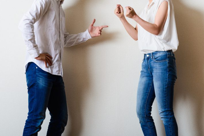 喧嘩をしている男女カップル