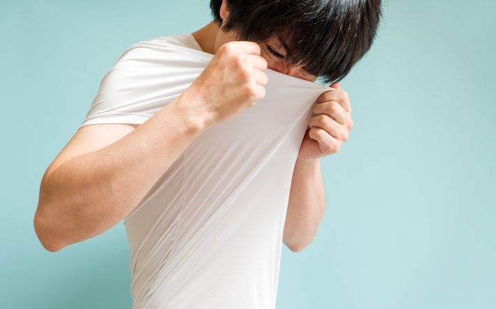 体臭を気にする男性