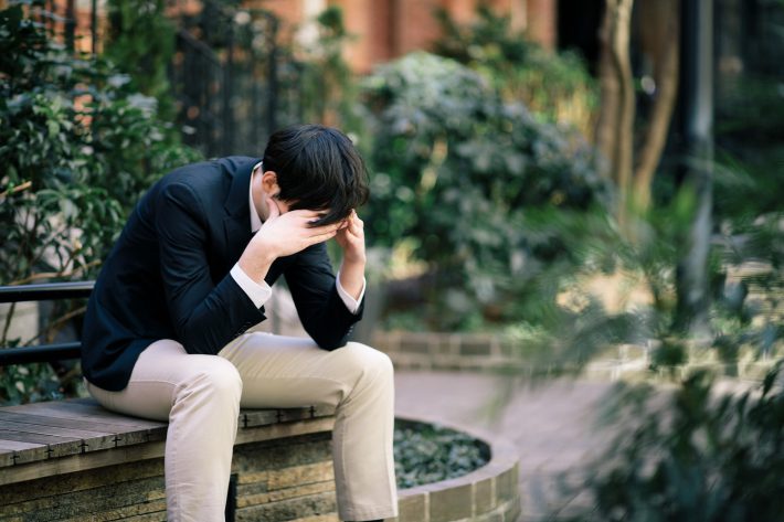 悲しむ男性