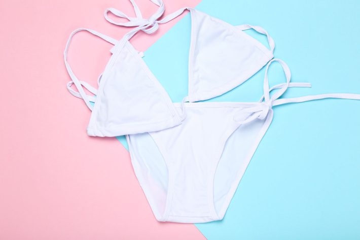 白いビキニ