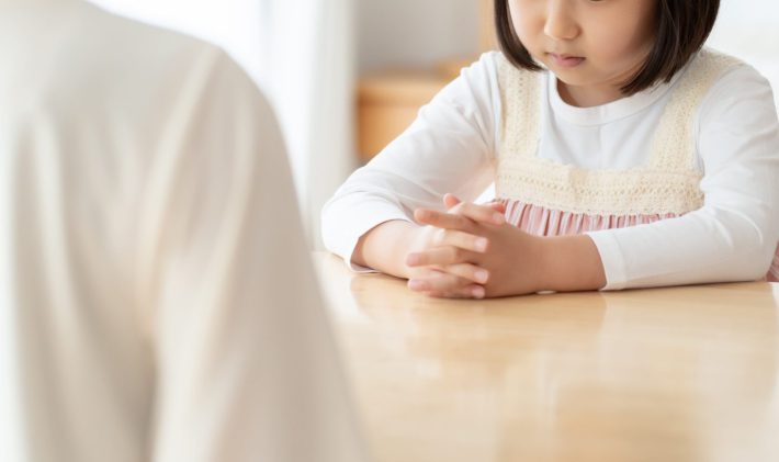 娘に説教をするお母さん