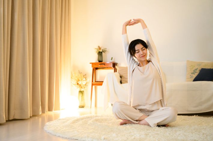 ストレッチをする女性