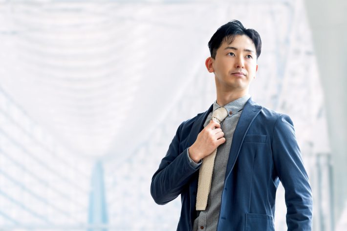 ネクタイを締める男性ビジネスマン