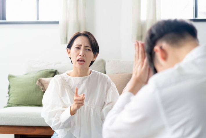 夫婦喧嘩で怒る女性