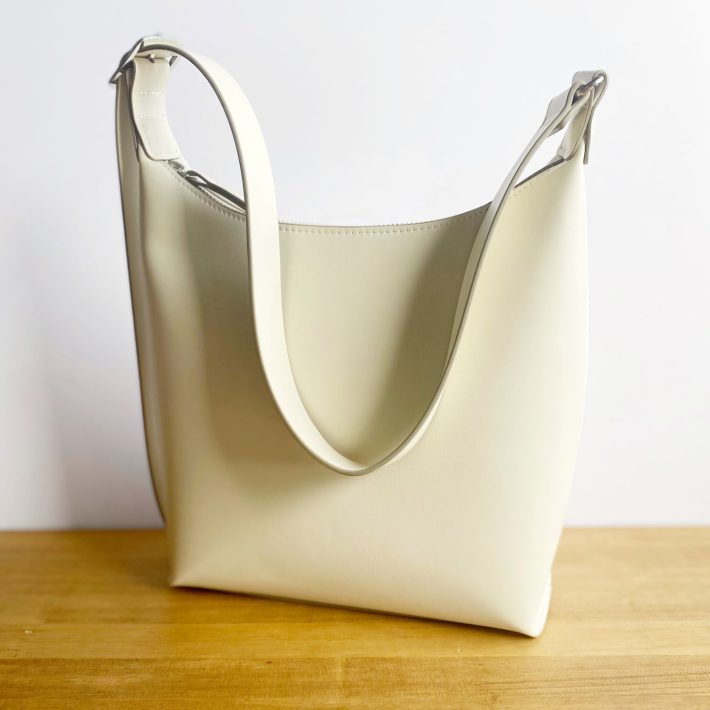 レザータッチスクエアショルダーバッグ税込2990円／UNIQLO