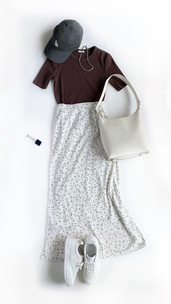 スカートとコートスニーカーを合わせて