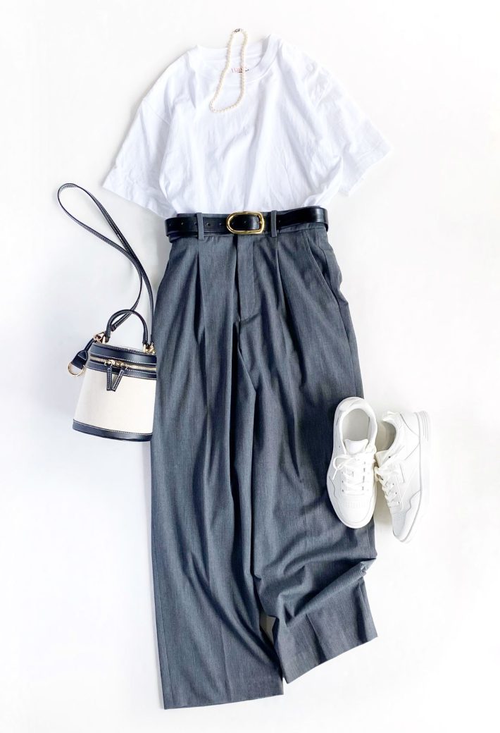 グレーパンツとコートスニーカー