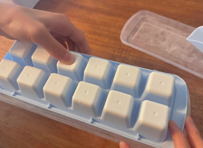 裏側がゴム製で簡単に氷を取り出せるアイストレー