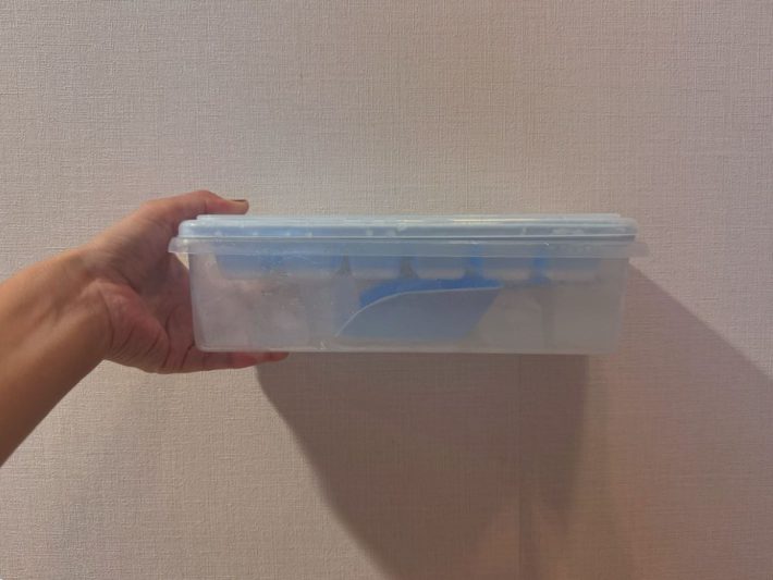 氷が入っている状態でもスコップを一緒に収納できる
