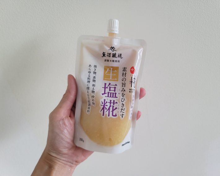 米こうじと塩が主原料で作られる塩麴は、素材の旨味を引き出す万能調味料として人気