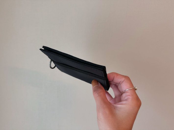 厚みがなく軽いので荷物の邪魔にならない