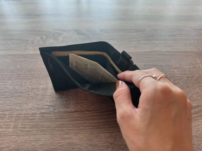 仕切りがあるのでお札とレシートなどを分けて収納できる