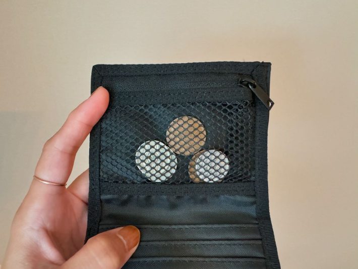 小銭入れは前面がメッシュで中身を確認しやすい