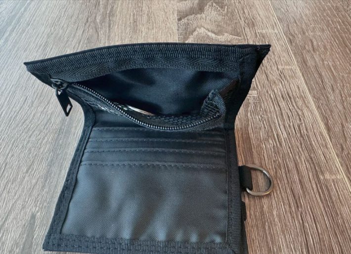 片側にマチがついていて大きく口を開くことができる