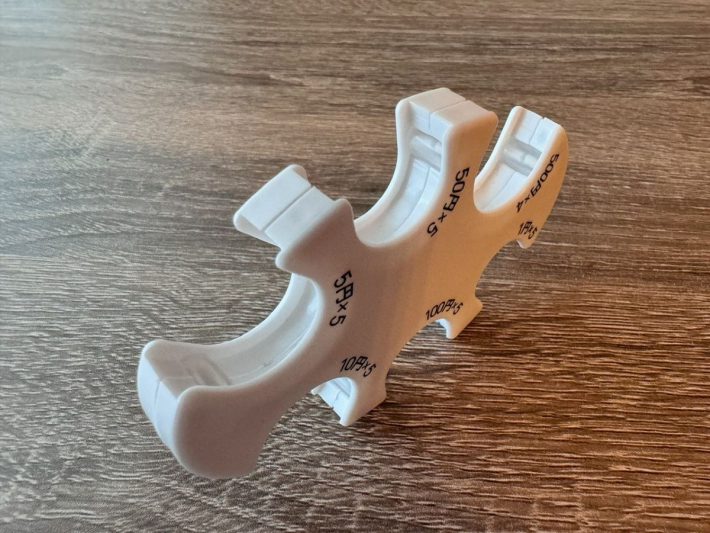 収納スペース内部の両サイドにゴムがついている