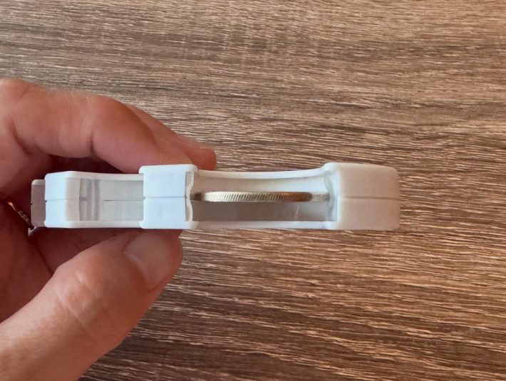 両サイドのゴムが硬貨をきっちり固定してくれる