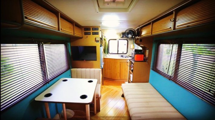 キャンピングカーの内部