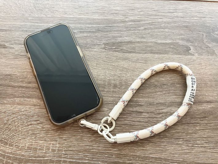 筆者が愛用している手首にかけられるスマホストラップ