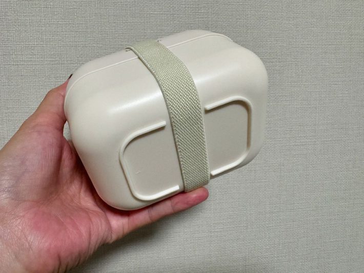 ボックス底面の脚部分は中央に切れ目が入っている