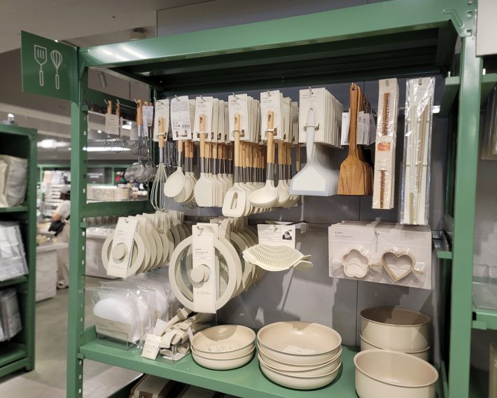 白を基調にしたキッチンツールは統一感がありオシャレ