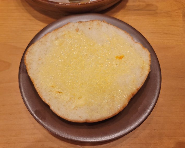 バンズの大きさを測ってみると、タテ12センチ、ヨコ14センチ