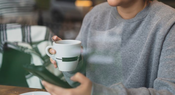 カジュアルな服の女性