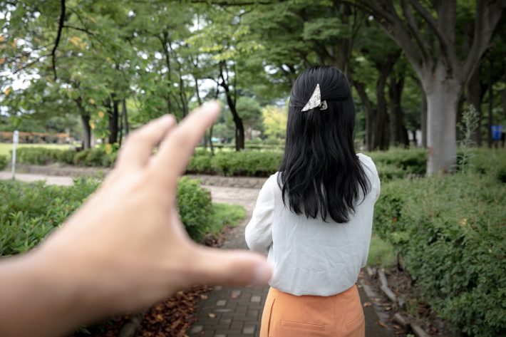 女性を襲う男性