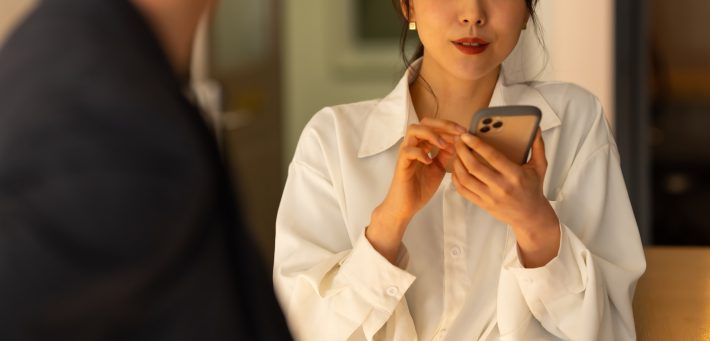 女性とスマホ