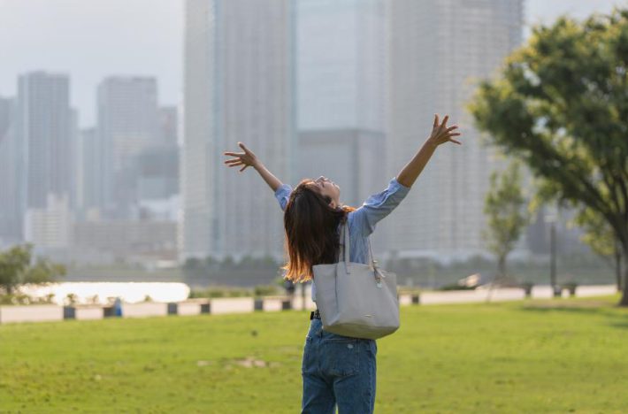手を広げる女性