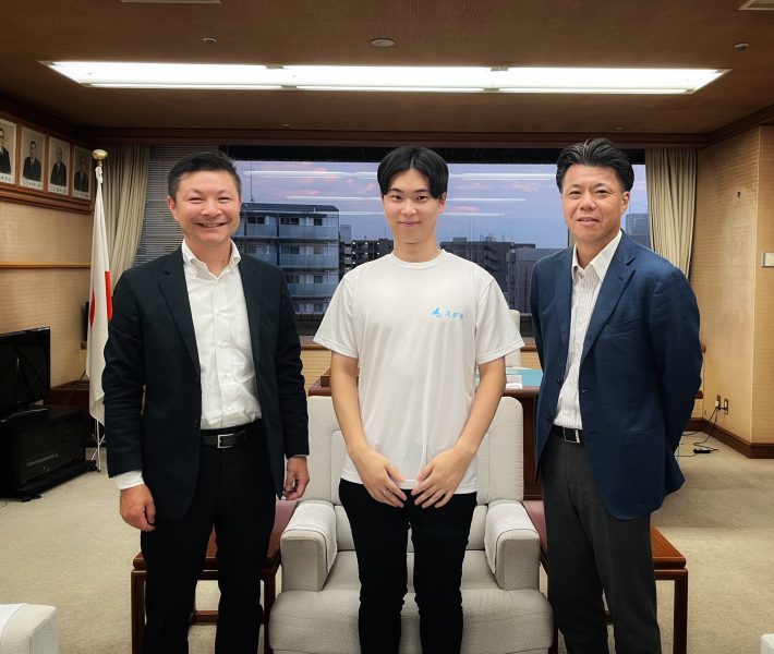 左から間中りんぺい板橋区議会議員、スダチ小川涼太郎代表、田中やすのり板橋区議会議長