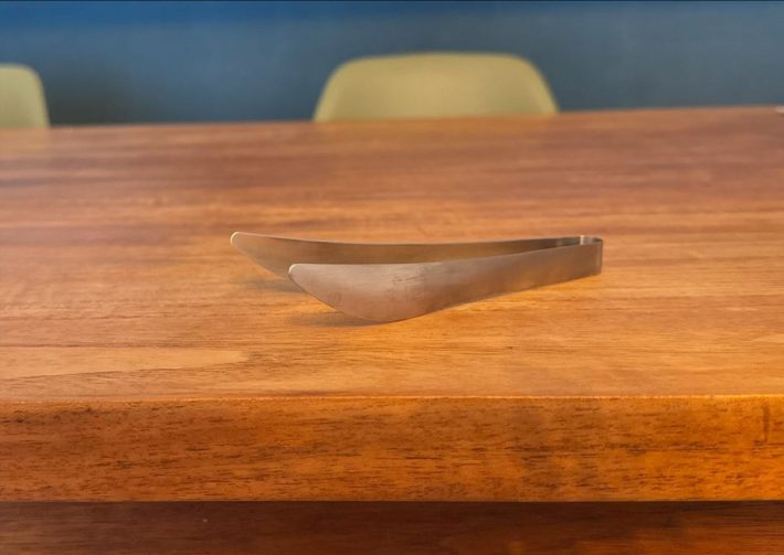 先端が浮くためテーブルに直置きしてもOK