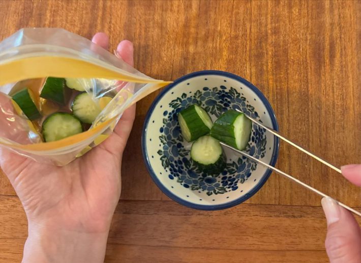 トングならつまみやすく同時に液も切れる