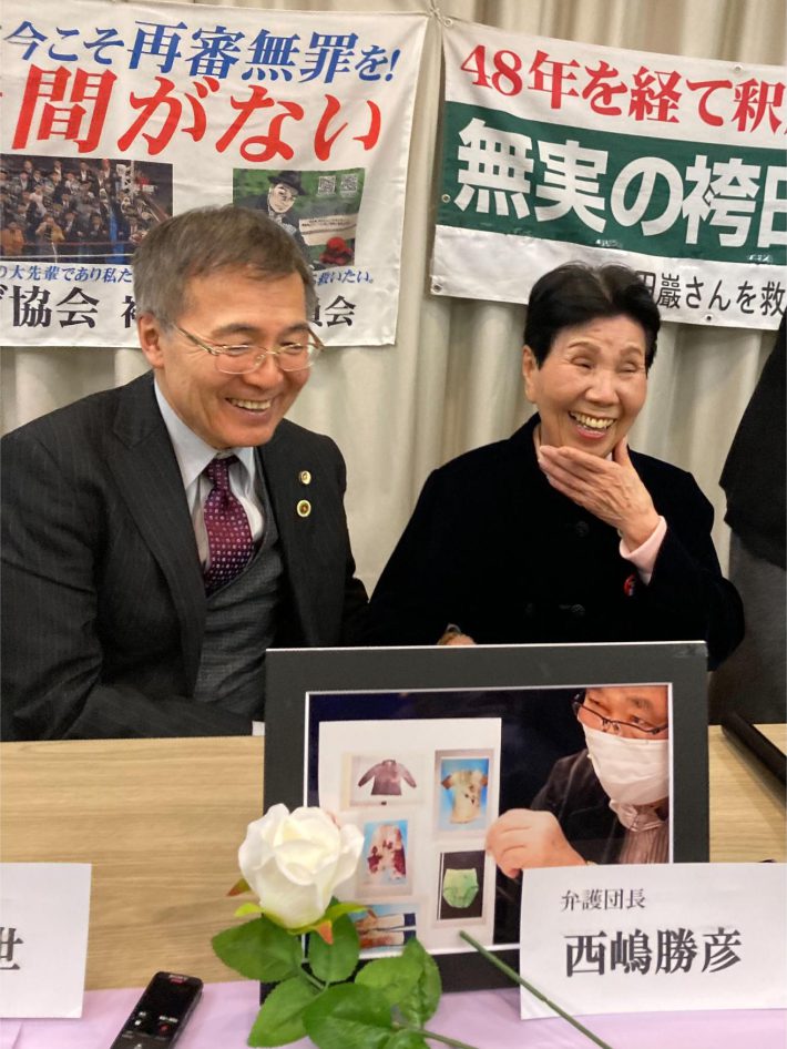 弁護団の事務局長・小川秀世弁護士と巌さんの姉・ひで子さん