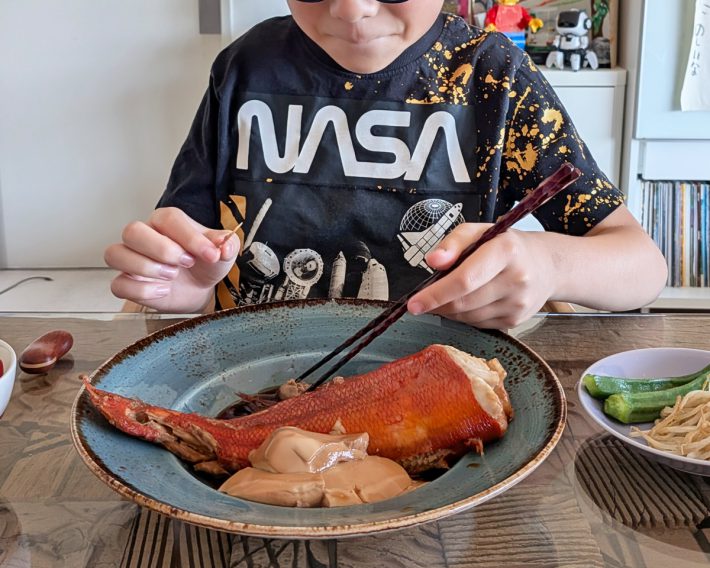 魚を食べる息子