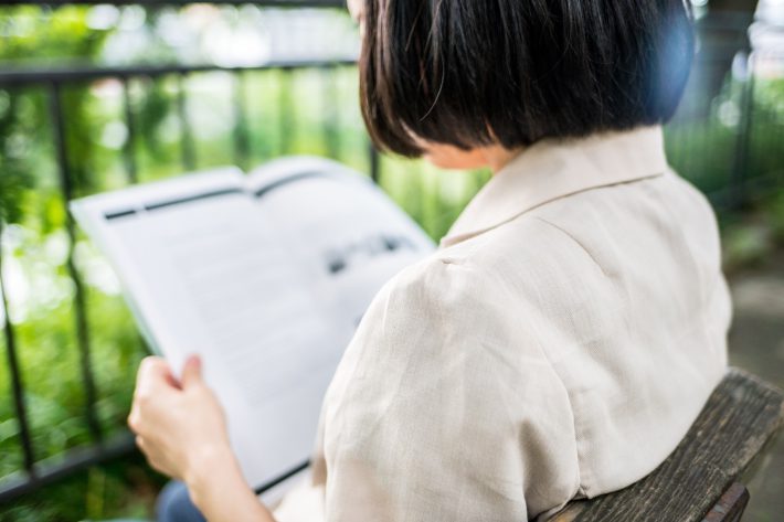 本を読む女性