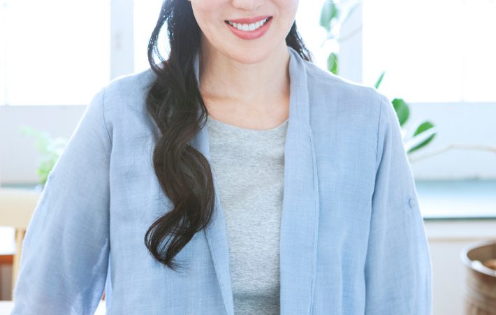 笑顔のミドル女性