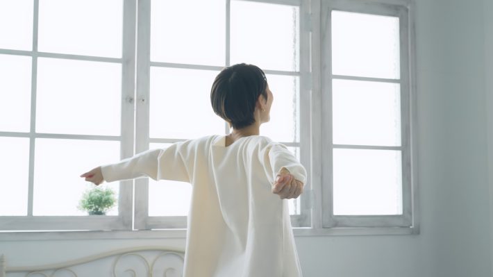 リラックスする女性　健康　開放感