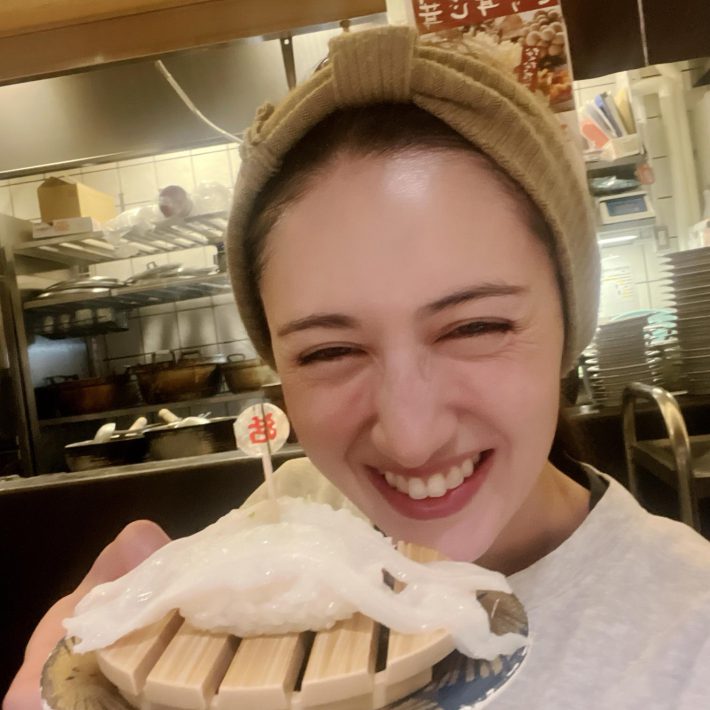 お寿司を楽しむ私