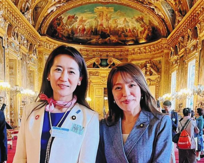 自民党女性局によるフランス研修。左から松川るい議員、今井絵理子議員（画像：松川議員のXより）