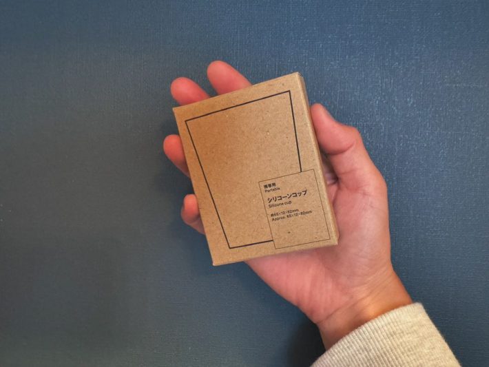 小さなサイズの箱に入って売られている携帯用シリコーンコップ