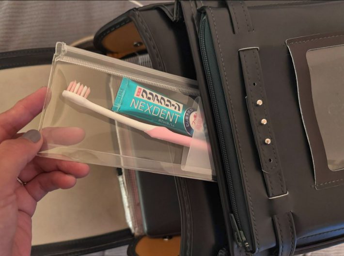 歯ブラシや歯磨き粉と一緒にフラットなケースに収納できる