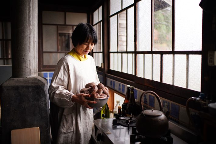 土間にいる女性