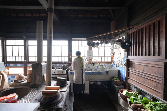 土間にいる女性