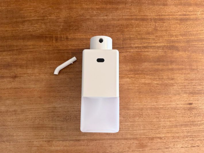 白を基調とした正方形のスタイリッシュなデザイン