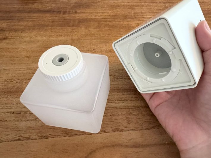 まずはタンクとす本体をひねって取り外す