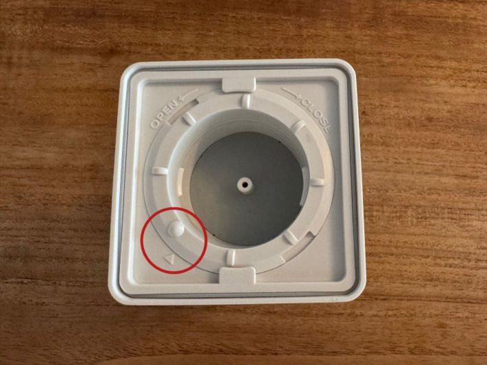 電池フタの回転リングをしっかりまわして固定する