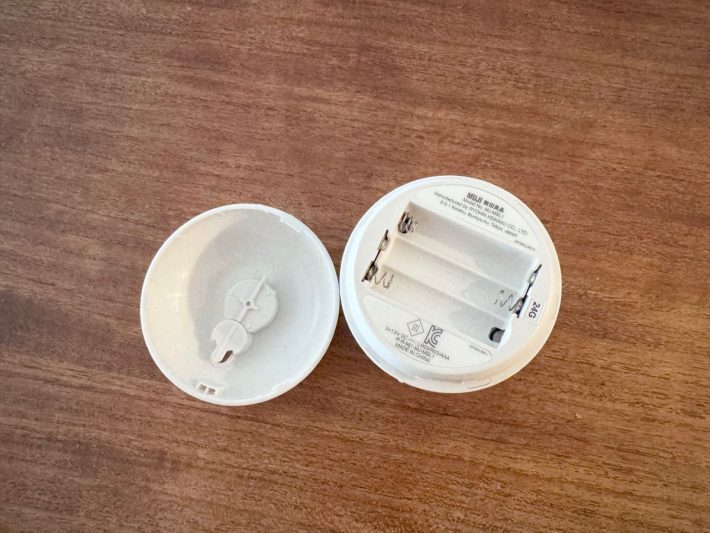 カバーをひねって本体から取り外して電池をセットする