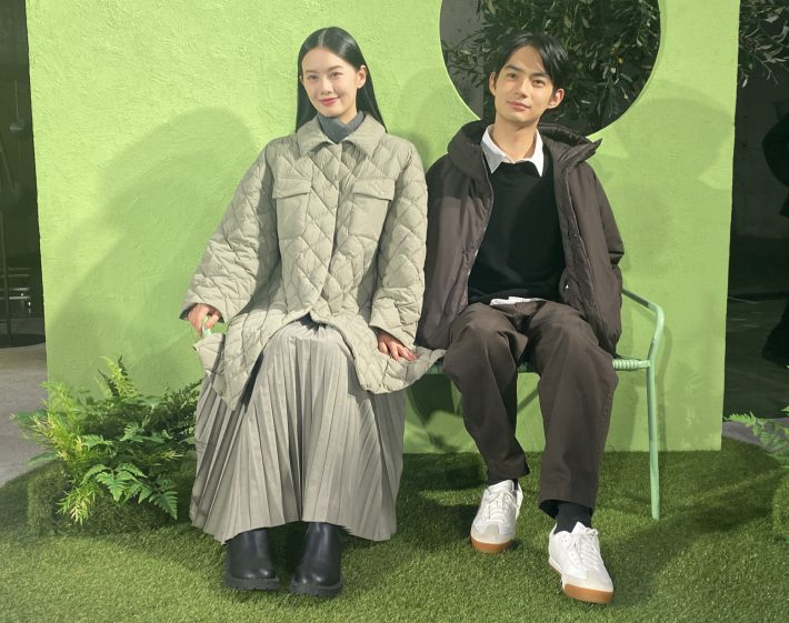 左：パフテックオーバーサイズキルトコート（税込9990円）、右：パフテックボリュームパーカ（税込12900円）