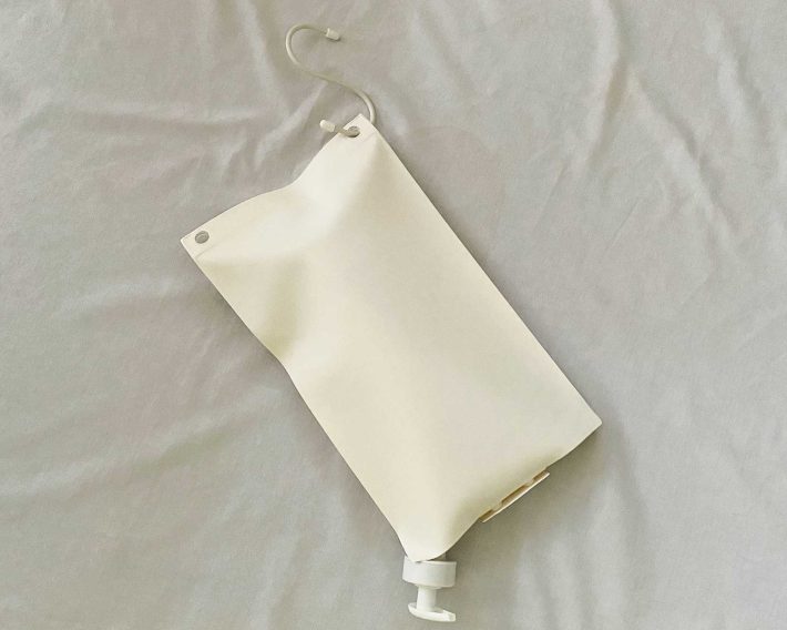 8 カバーにはフックのための穴があります